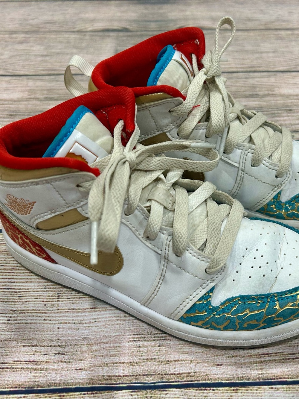 Nike Air Jordan 1 Mid School NC to Chicago Sneakers Size 2 youth.
